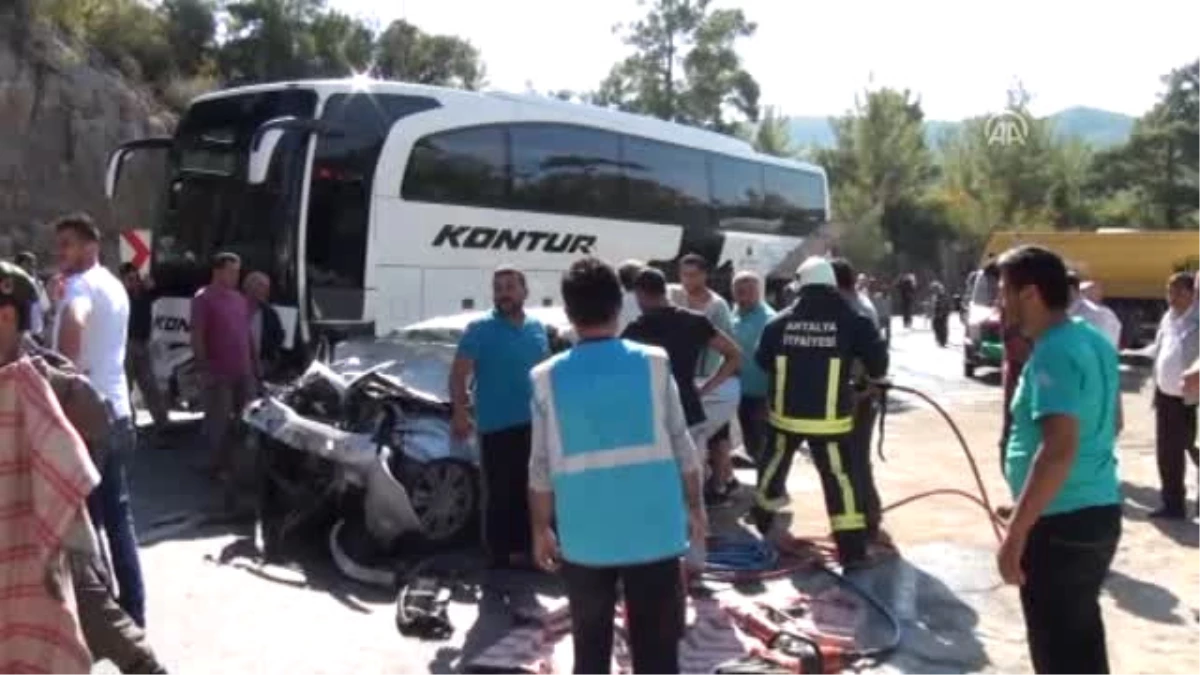 Yolcu Otobüsü Ile Otomobil Çarpıştı: 3 Ölü, 2 Yaralı