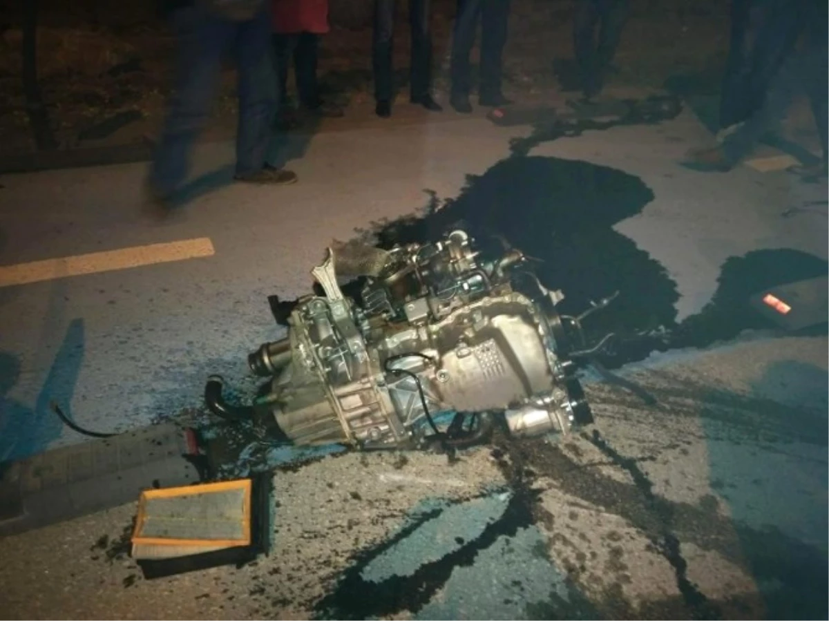 3 Kişinin Yaralandığı Kazada Otomobilin Kopan Motoru 10 Metre İleriye Fırladı