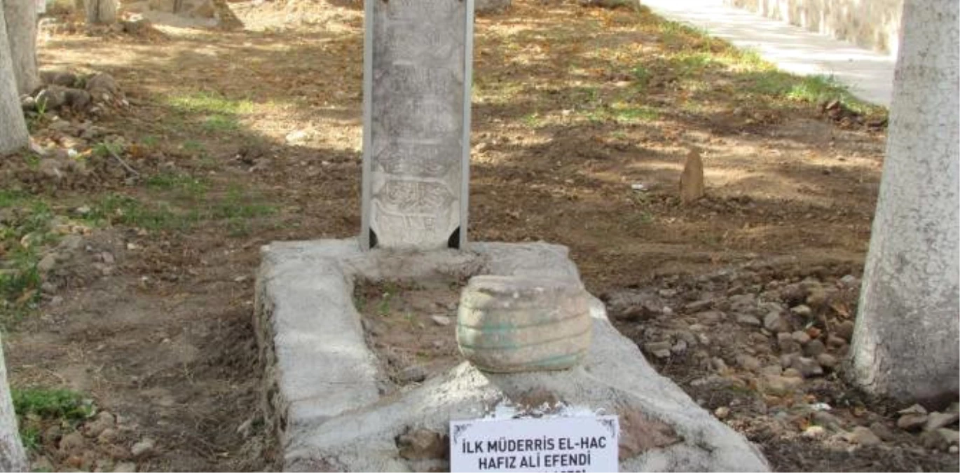 Afyonkarahisar\'da 200 Yıllık Mezarlar Gün Yüzüne Çıkarıldı