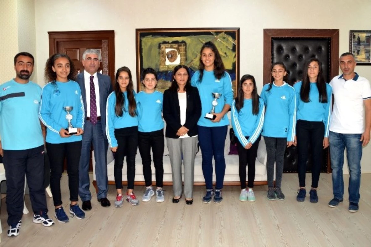 Akdeniz Belediyesi\'nin Genç Voleybolcuları 2 Kupa Kazandı