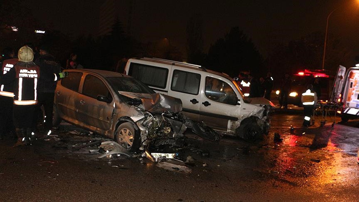 Ankara\'da Zincirleme Trafik Kazası: 4 Yaralı