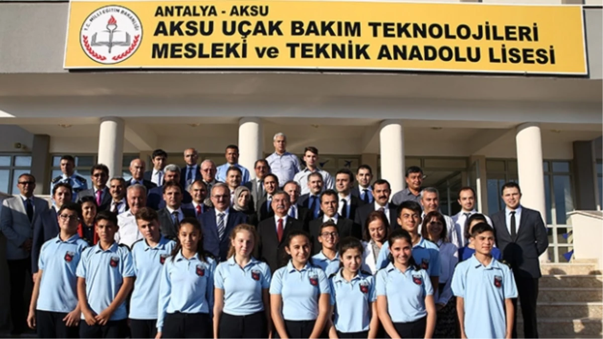 Bakan Yılmaz\'dan Türkiye\'nin İlk Tematik Meslek Lisesine Ziyaret