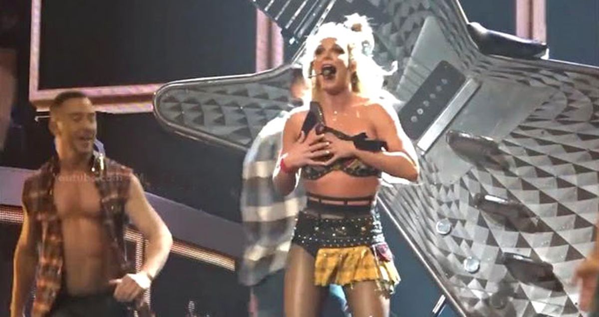 Britney Spears Kostümünün Azizliğine Uğradı