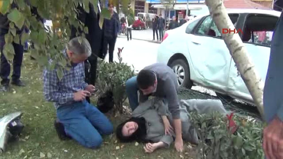 Bursa Kazada Yaralanan Eşinin Başından Ayrılmadı
