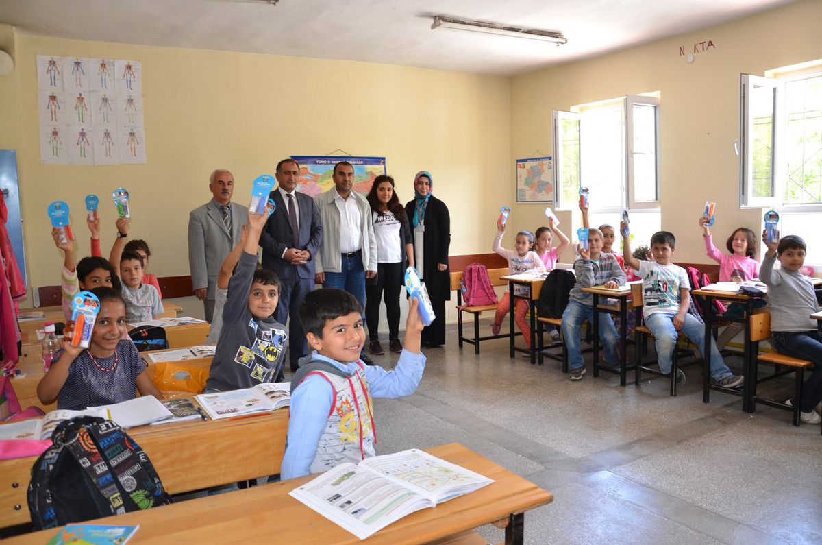 Büyükşehir, Samanköy\'de Diş Sağlığı Seti Hediye Etti
