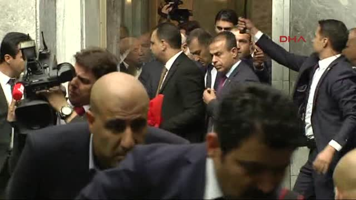 Filistin Devlet Başkanı Mahmud Abbas, TBMM\'ye Karanfil Bıraktı