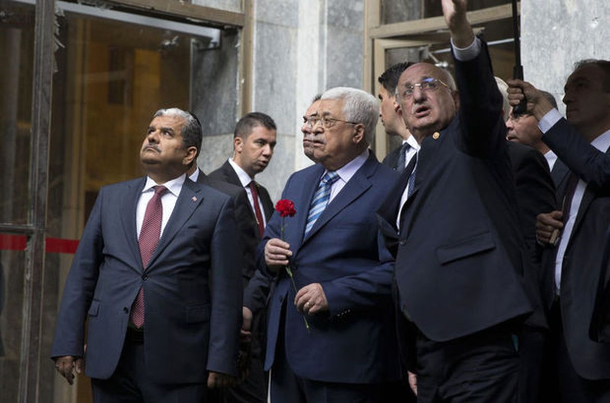 Filistin Devlet Başkanı Mahmud Abbas, TBMM\'ye Karanfil Bıraktı