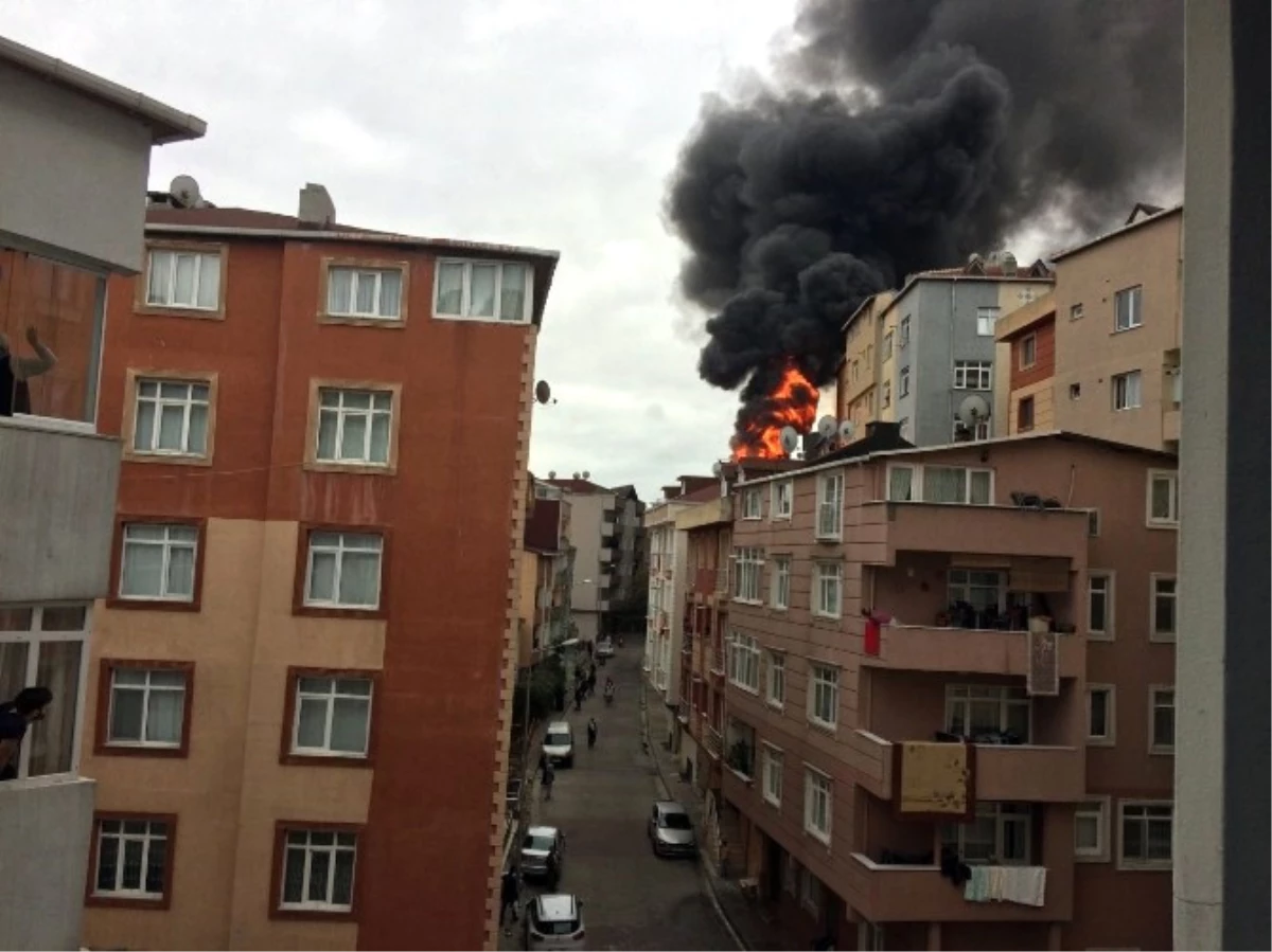 Kağıthane\'de Binanın Çatısı Alev Alev Yandı, Mahalleli Sokağa Döküldü