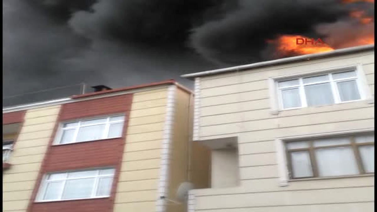 Kağıthane\'de Çıkan Yangın Mahalleyi Sokağa Döktü