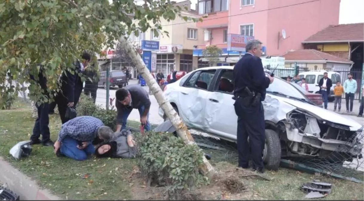 Kazada Yaralanan Eşinin Başından Ayrılmadı