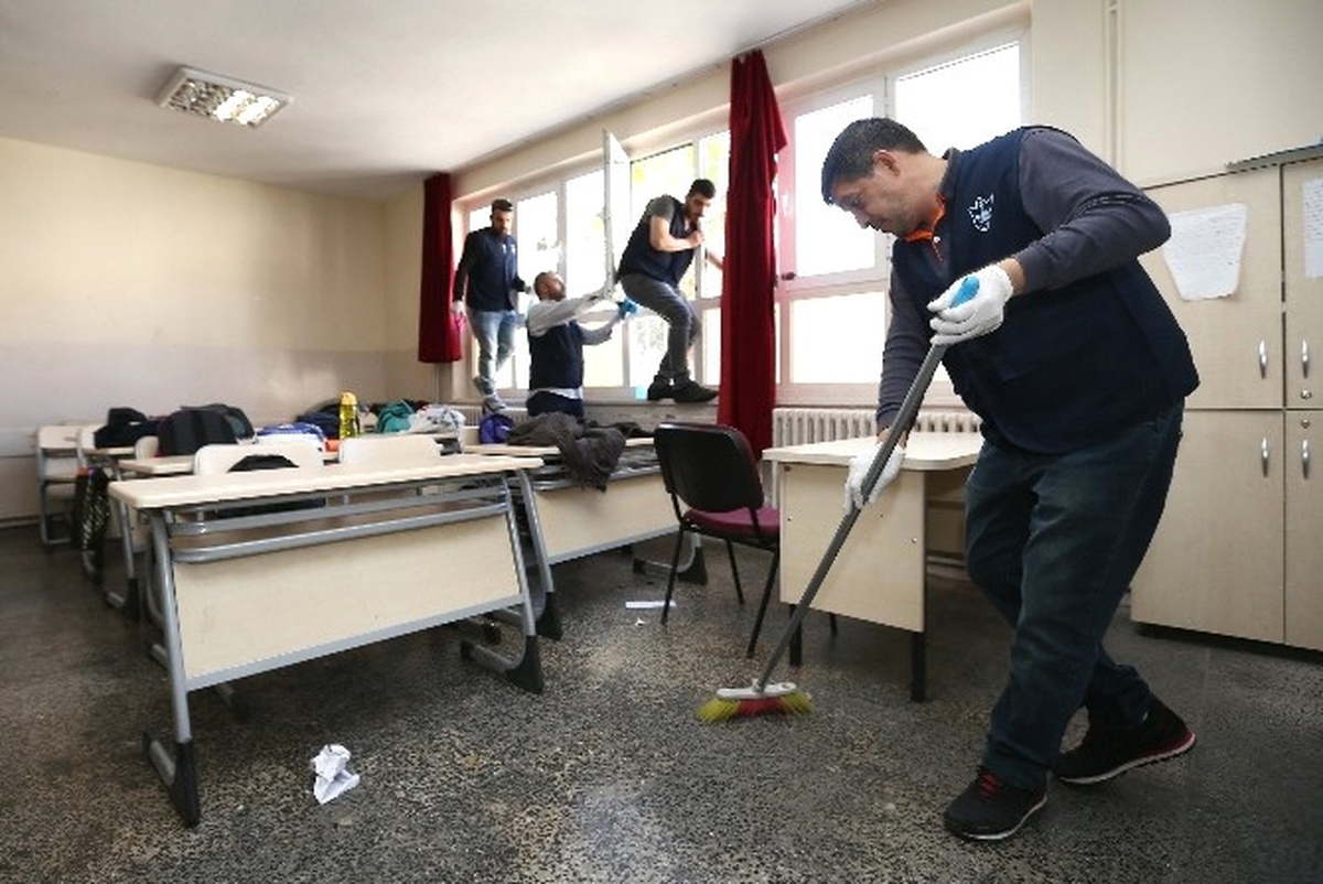 Mahkumlar Konak\'taki Okulları Pırıl Pırıl Yaptı