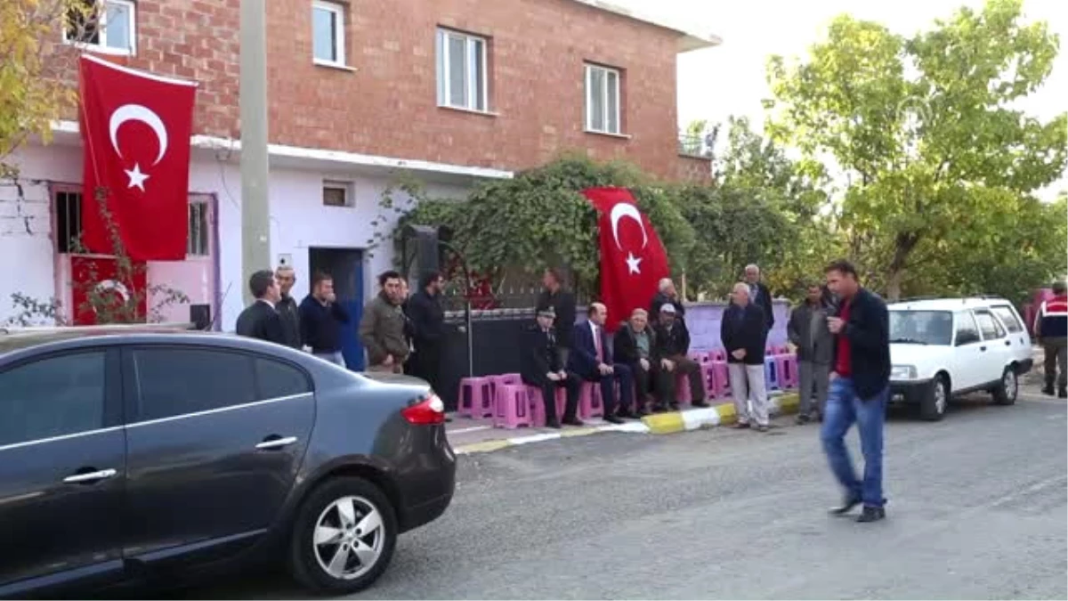 Malatya\'da Yol Kontrolü Yapan Askerlere Tırın Çarpması - Şehit Jandarma Er Ipek"In Babaevinde Yas