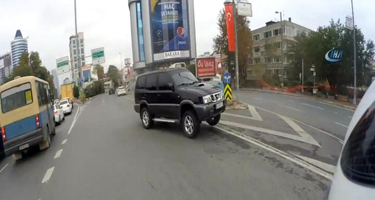 Otobüse Çarpan Cip, Takla Atmaktan Son Anda Kurtuldu