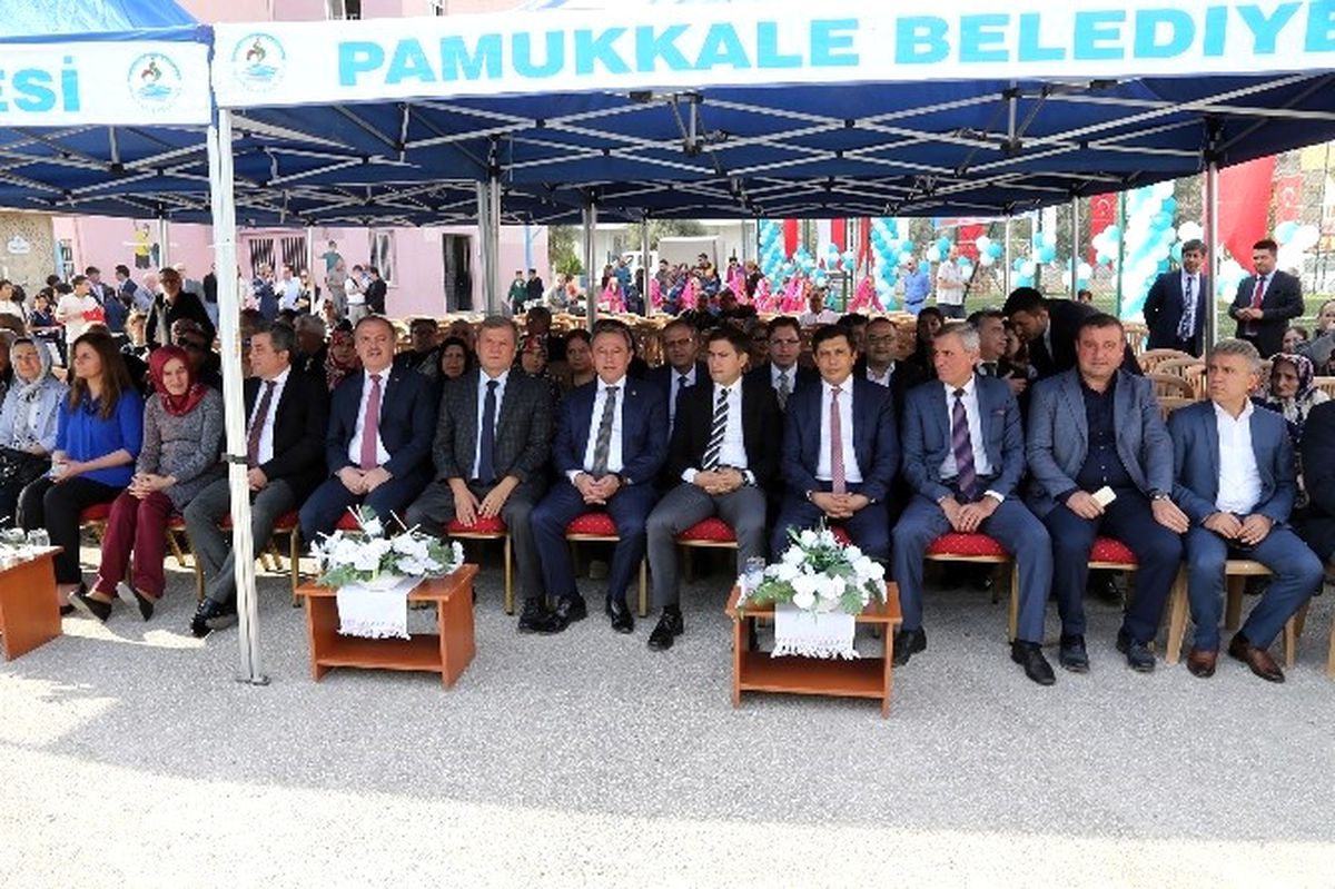 Pamukkale Belediyesi\'nden Okula Halı Saha