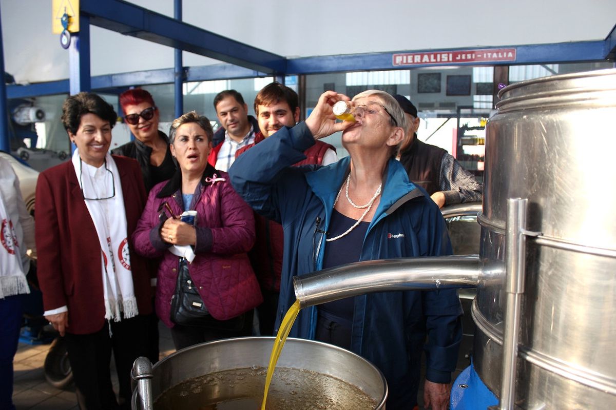 Prof. Dr. Karatay, Zeytinyağını Böyle İçti