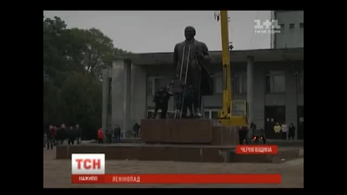 Ukrayna\'da Bir Lenin Heykeli Daha Söküldü