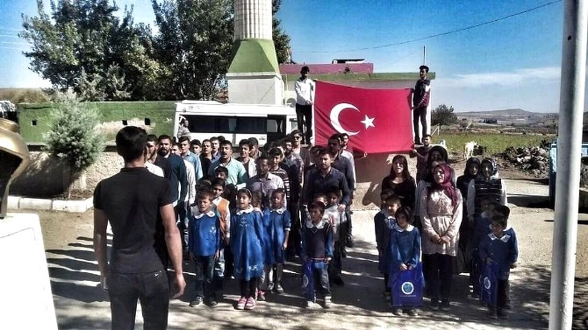 Ülkücülerden Köy Okuluna, Bayrak ve Kırtasiye Yardımı