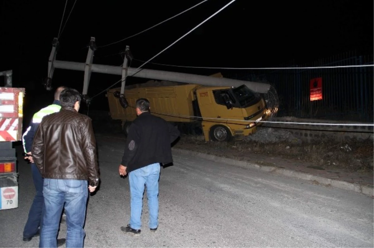 Yozgat\'ta Freni Boşalan Hafriyat Kamyonu Yüksek Gerilim Hattı Direğine Çarptı