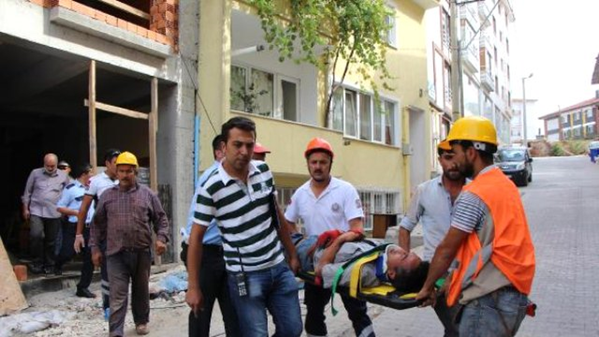 4. Kattan Asansör Boşluğuna Düşen İşçi Yaralandı