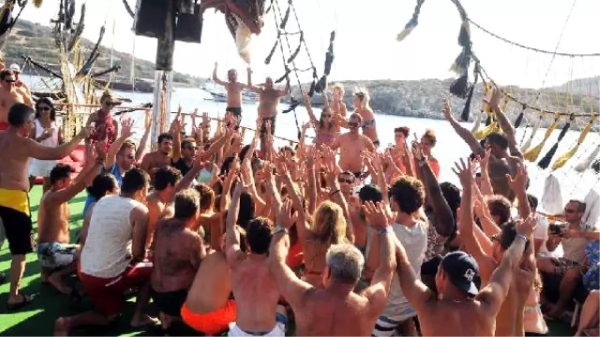 Bodrum\'da Güzel Havayla Sahiller Doldu