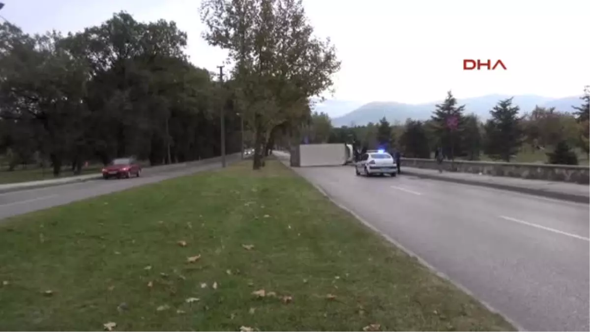 Bursa Kamyon Devrildi, Yol Trafiğe Kapandı