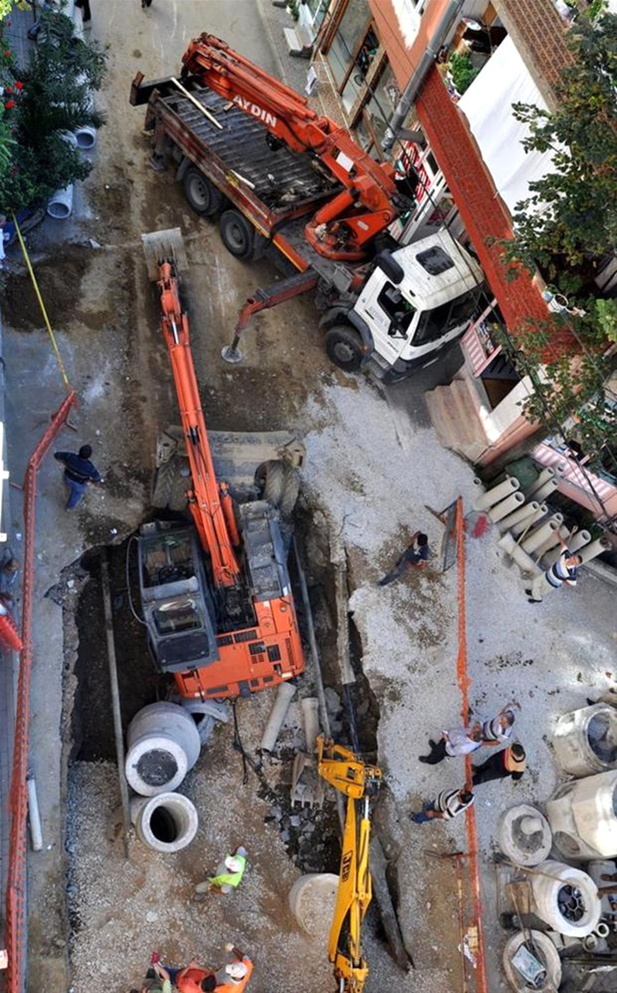 Çukura Düşen İş Makinesi Vinçle Çıkarıldı