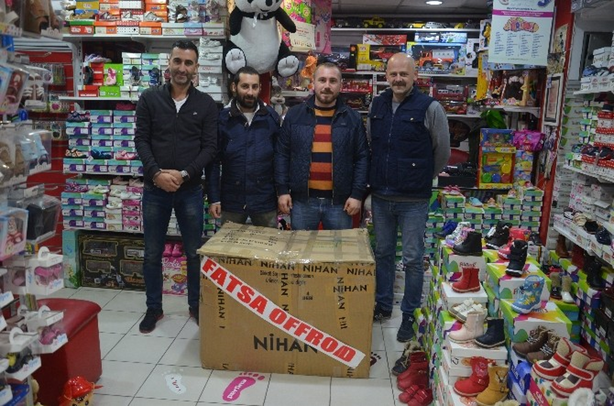 Fatsa\'da Fakir Öğrencilere Ayakkabı Yardımı