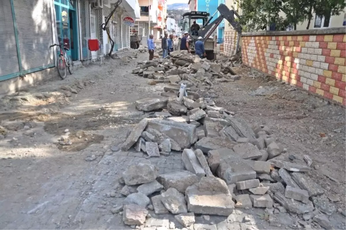 Gölbaşı İlçesinde Yol ve Kaldırım Çalışmaları Devam Ediyor