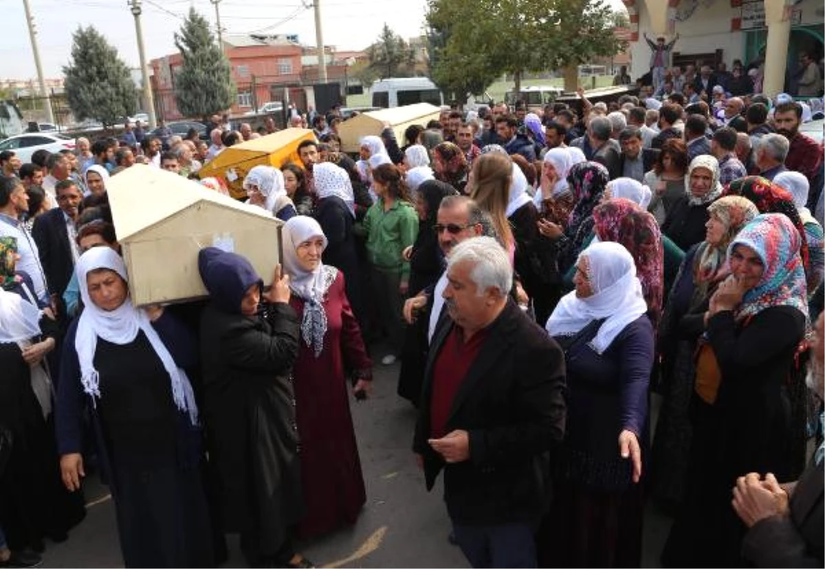 Hdp\'li Milletvekilleri, Ölü Ele Geçirilen 7 PKK\'lının Cenazesinde