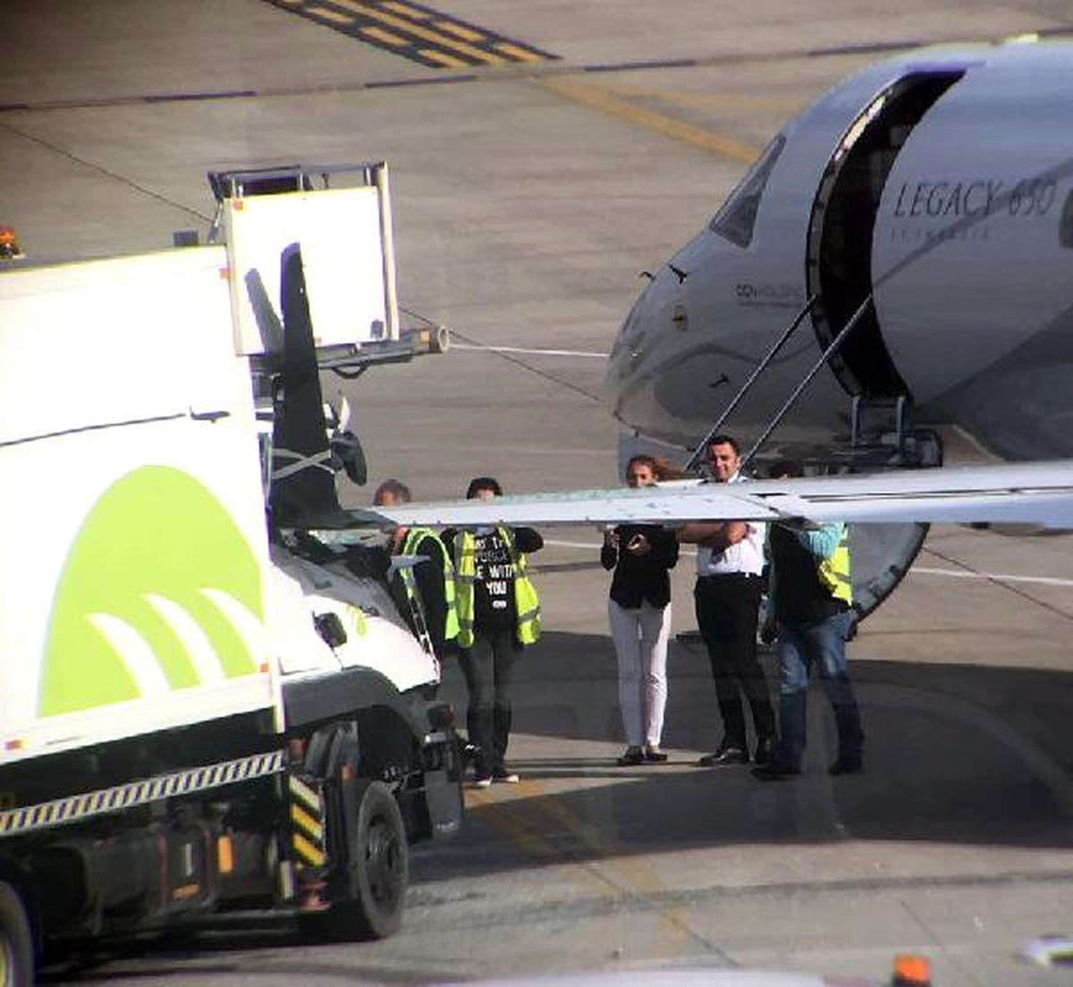 Atatürk Havalimanı'nda İkram Kamyonu, Özel Jete Çarptı