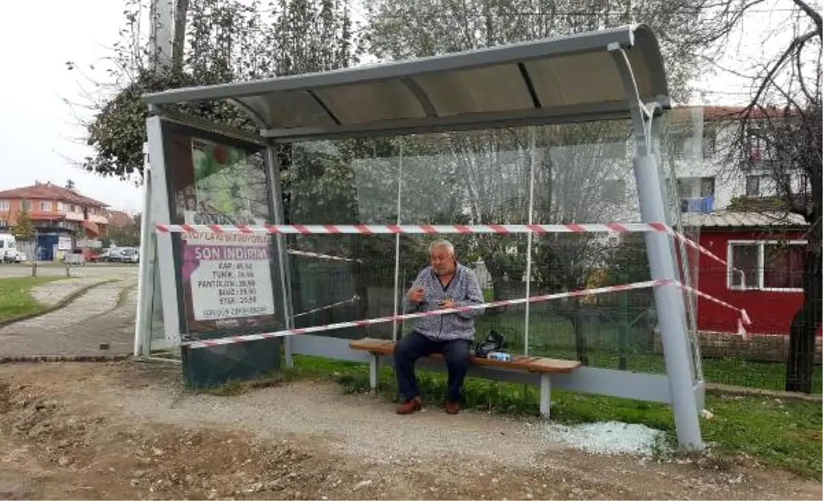 Kapatılan Hasarlı Durakta Otobüs Bekledi