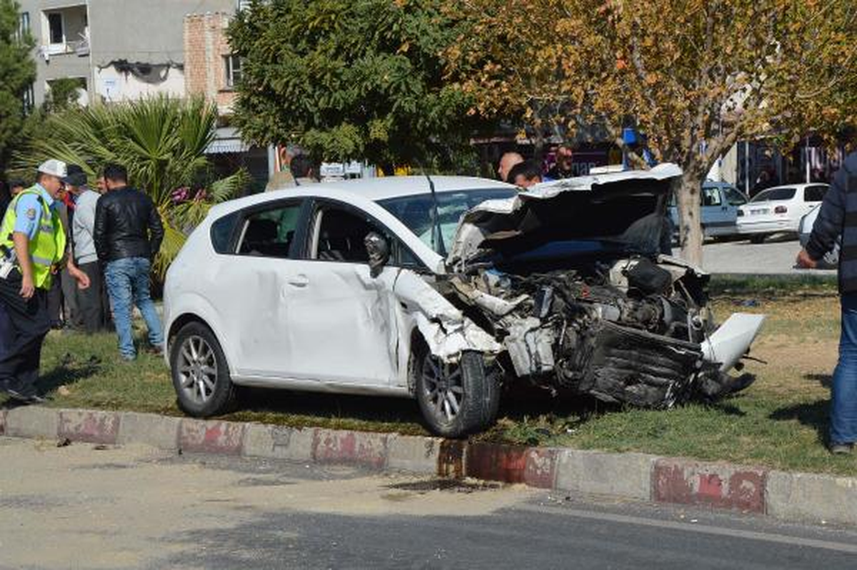 Kırmızı Işıkta Geçen Otomobil Traktöre Çarptı: 3 Yaralı