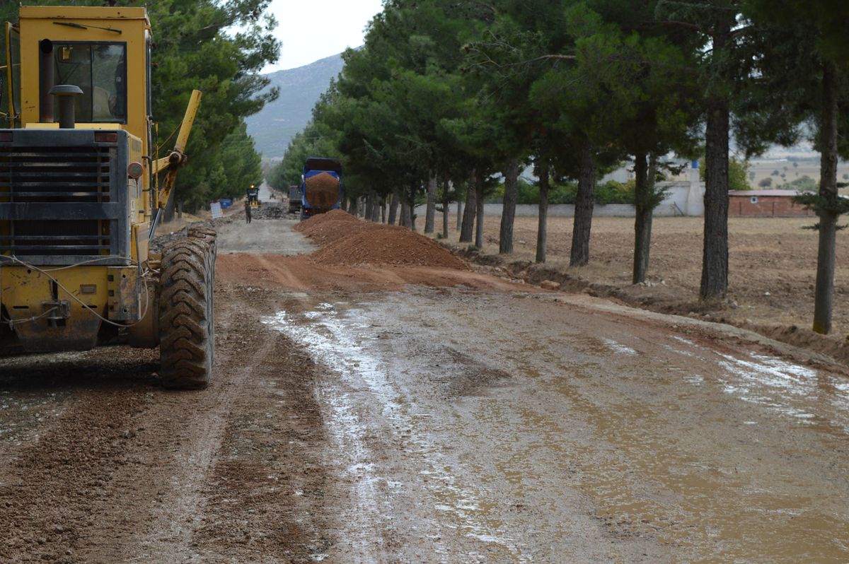 Korkuteli Çomaklı yolu yenileniyor