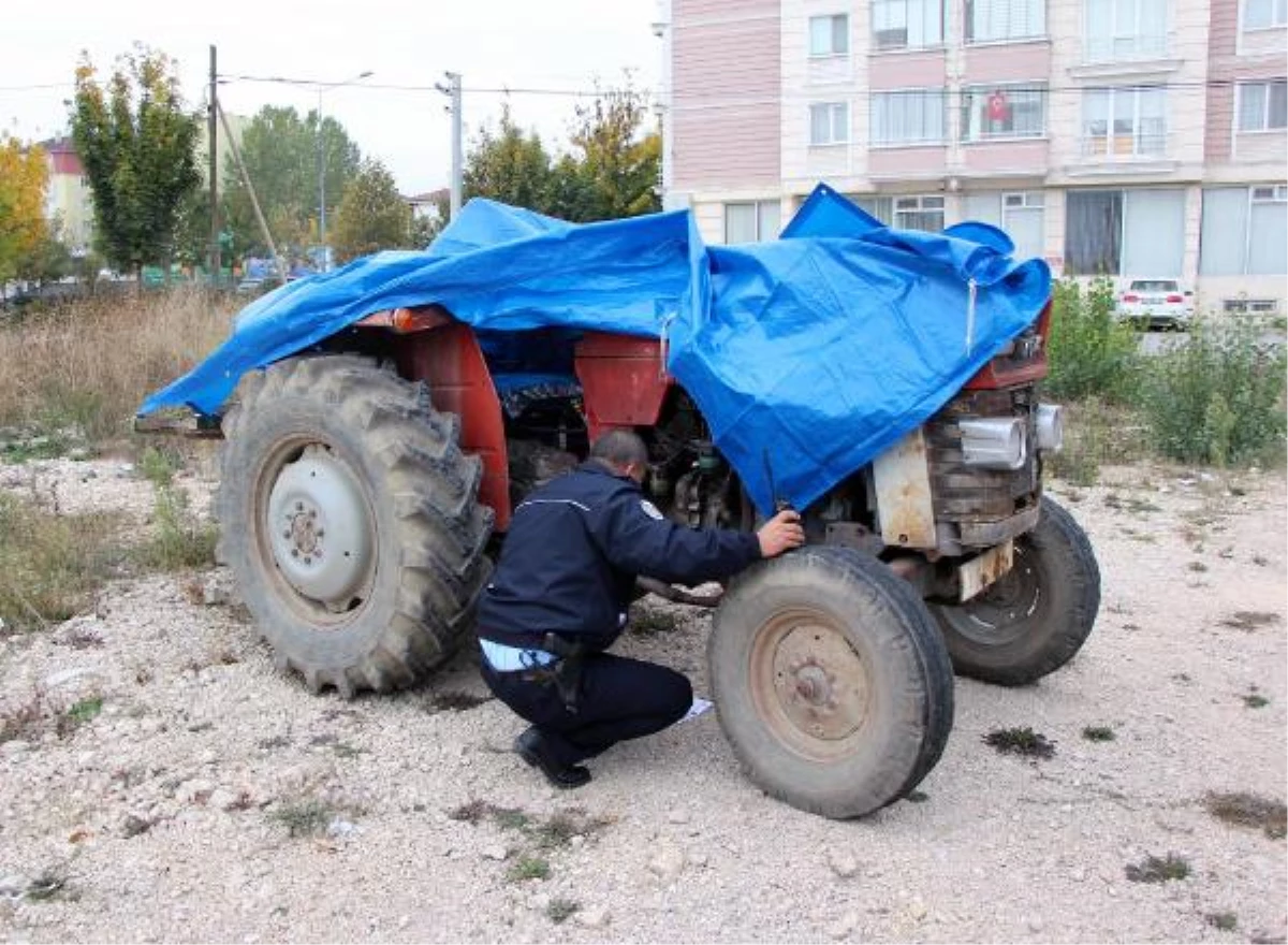 Mahalleye Park Edilen Traktörde Polis İncelemesi