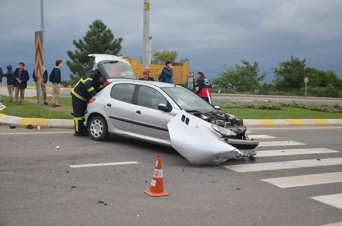 Öğrenci Servisiyle Otomobil Çarpıştı: 4 Yaralı