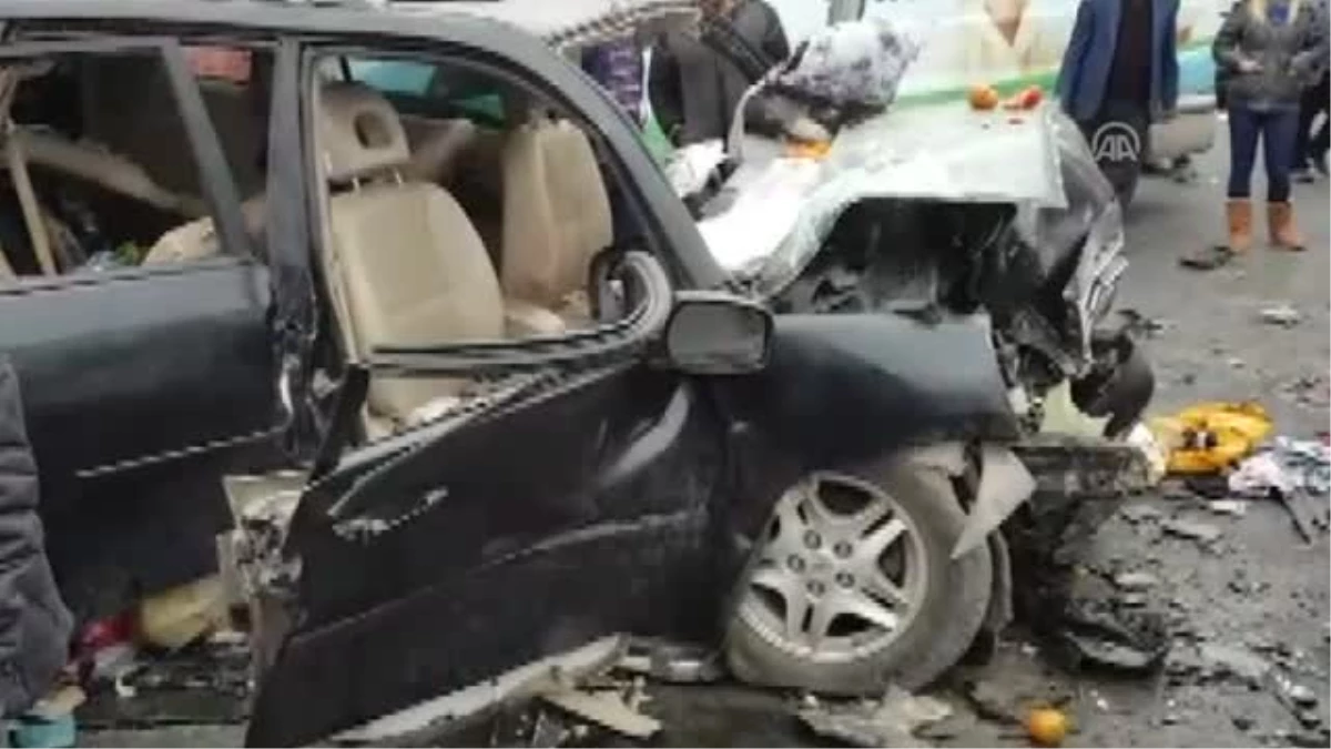 Tatvan\'da Trafik Kazası: 2 Ölü, 5 Yaralı