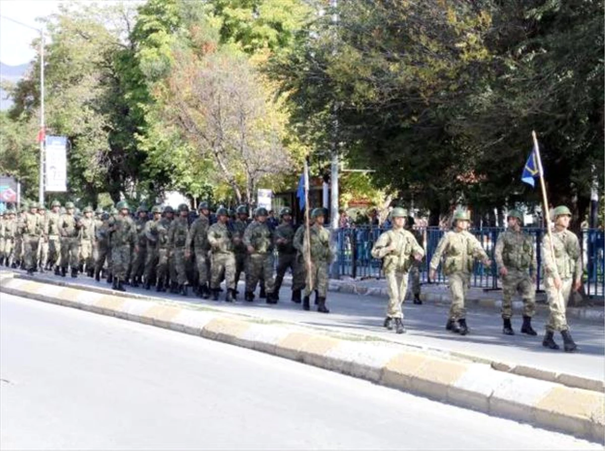 Erzincan\'da 29 Ekim Provası Yapan Askere Vatandaştan Sloganlı Destek
