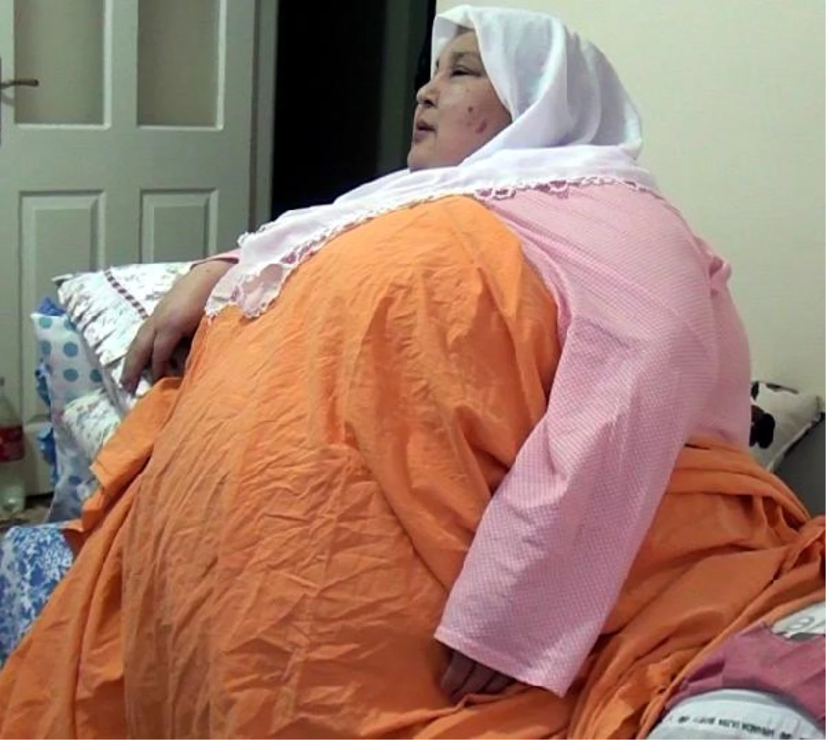 300 Kilo Ağırlığındaki Kadın Hastane Yatağı İstiyor