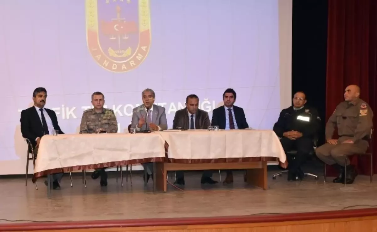 Ahlat\'taki Öğrenci Servis Şoförlerine Bilgilendirme Semineri