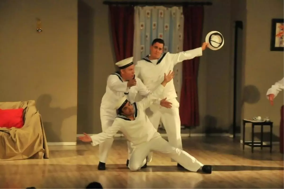 Akşehir'de 'Alo Orası Tımarhane Mi?' İsimli Tiyatro Oyunu Sergilendi