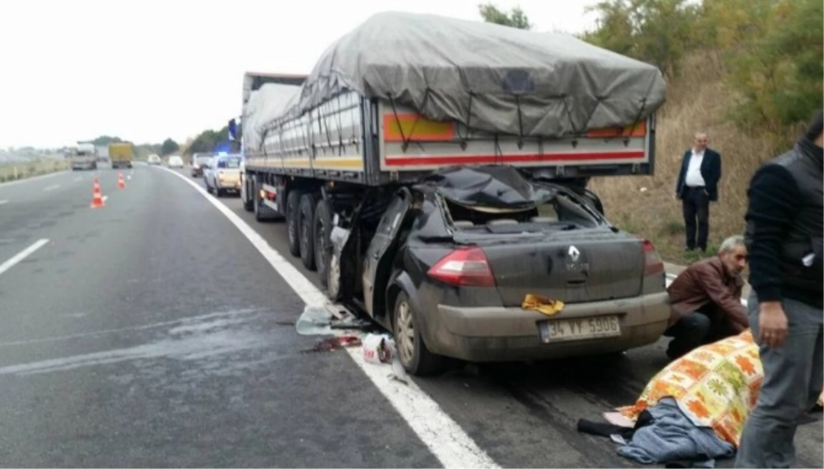 Bolu\'da Otomobil Tır\'a Arkadan Çarptı: 2 Yaralı