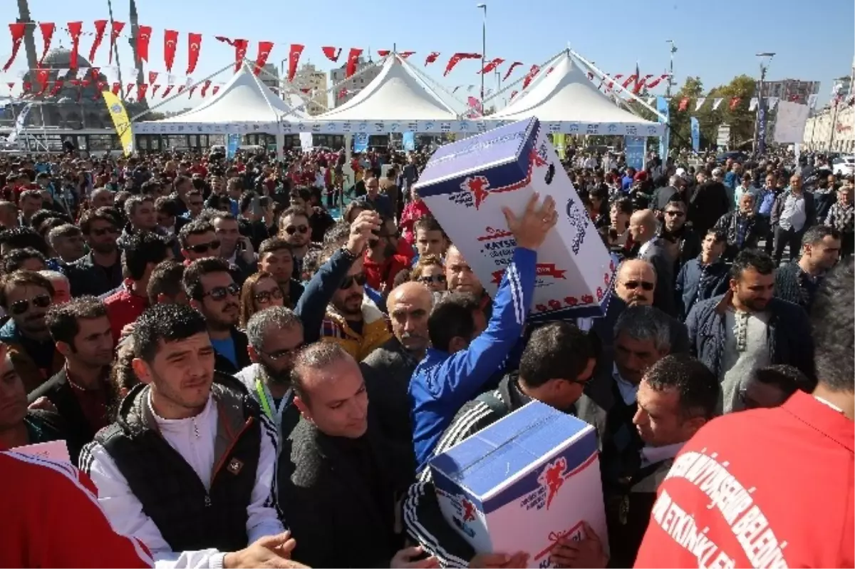 Büyükşehir Belediyesi Ortaöğretim Okullarına Malzeme Desteği Verdi