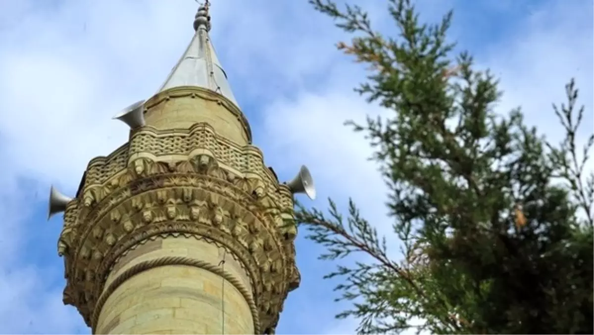 Cami Minaresini Hatıra Olarak Götürmüşler!