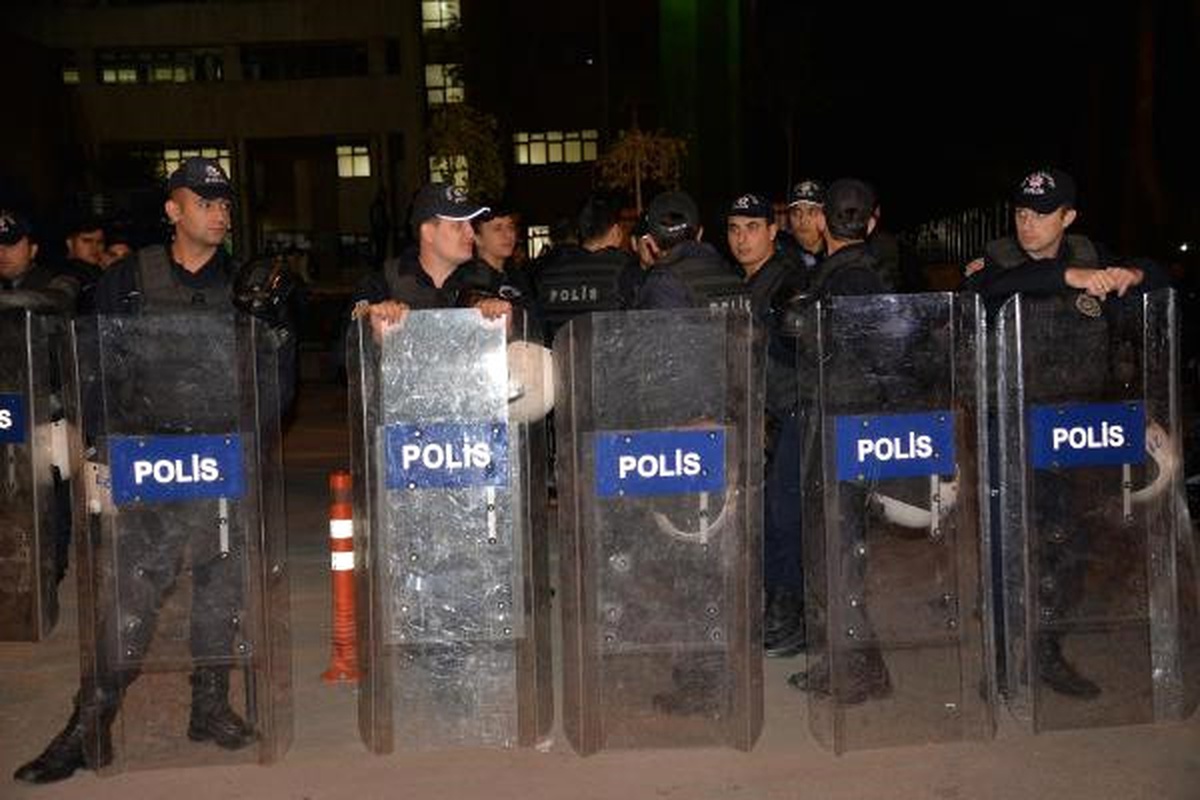 Diyarbakır Büyükşehir Belediye Başkanı Kışanak ile Eş Başkanı Anlı Gözaltına Alındı (4)