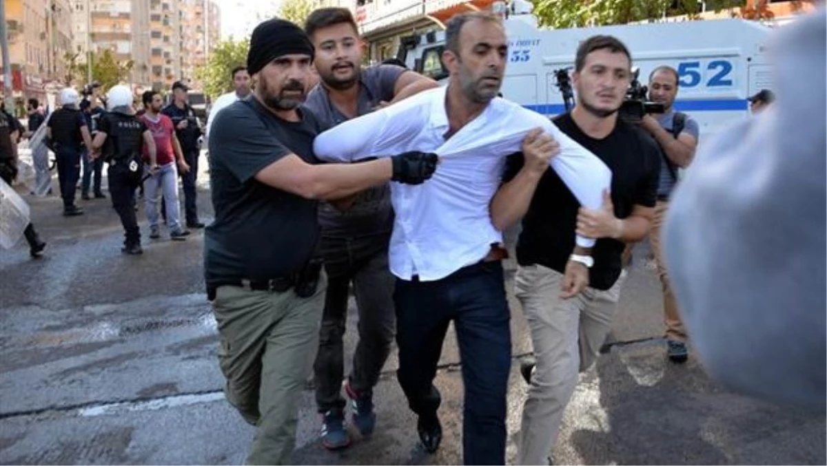 Diyarbakır\'da Gergin Gün, 25 Kişi Gözaltına Alındı