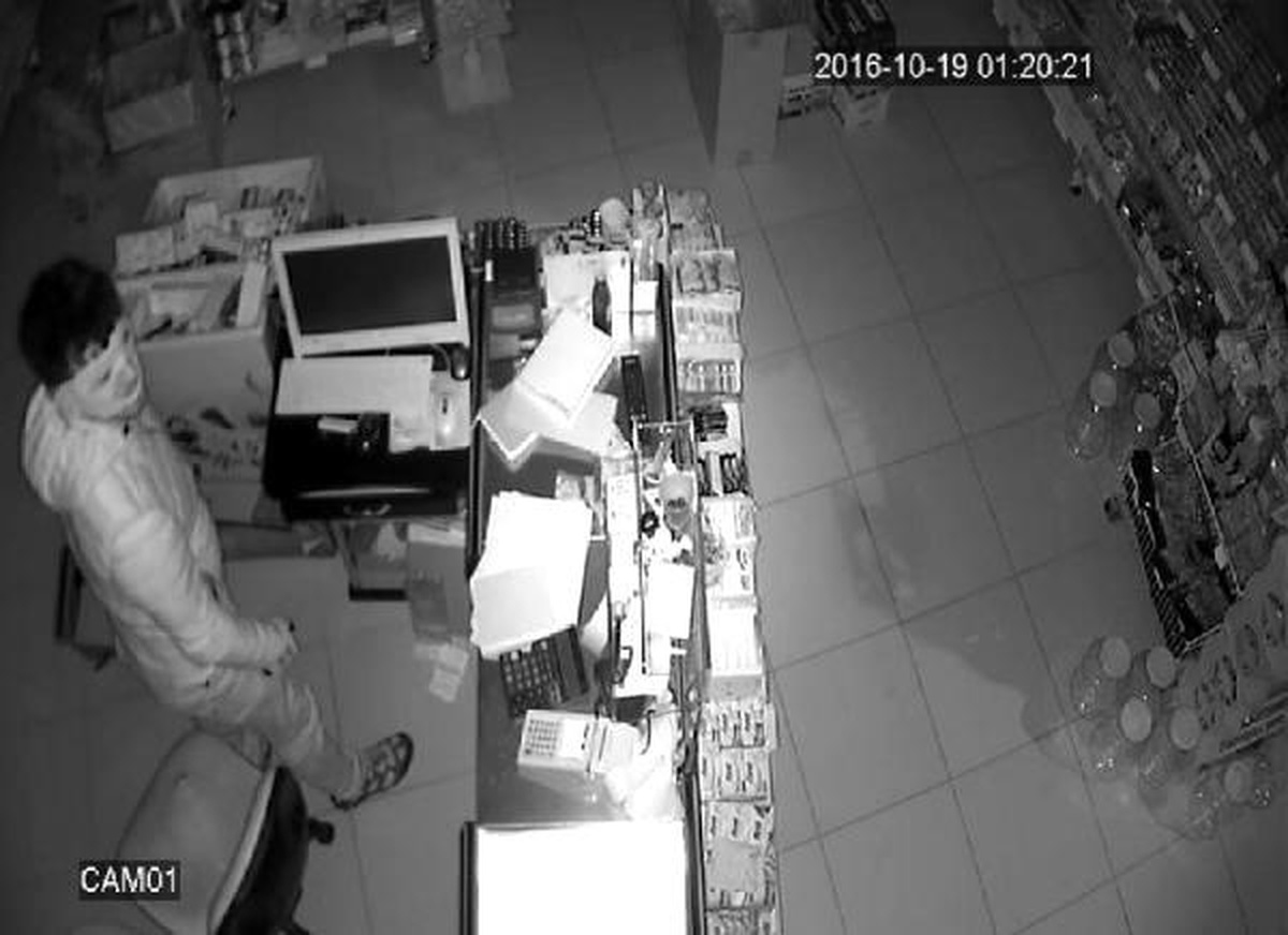 Gece Asma Kilidi Kesen Hırsızlar Marketi Soydu