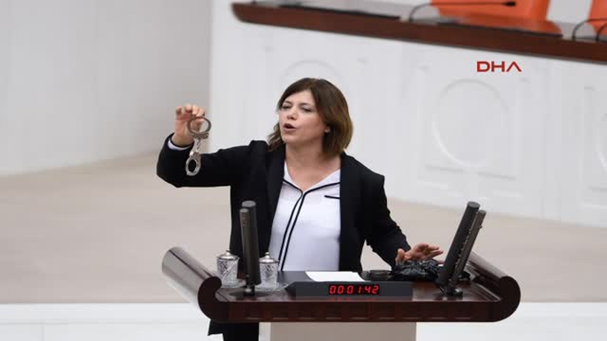 Hdp\'li Beştaş, Kışanak\'ın Gözaltına Alınmasını Meclis\'te \'Kelepçe\' Ile Protesto Etti