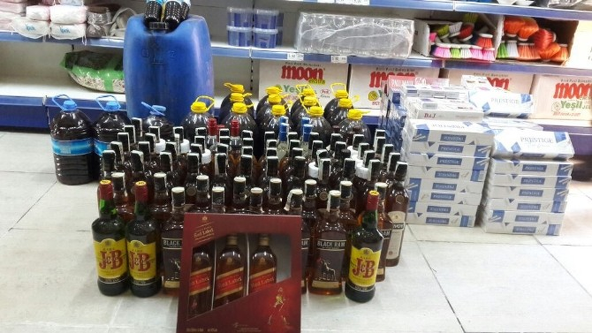 İzmir\'de Kaçak Alkol ve Sigara Satan Markete Jandarma Baskını