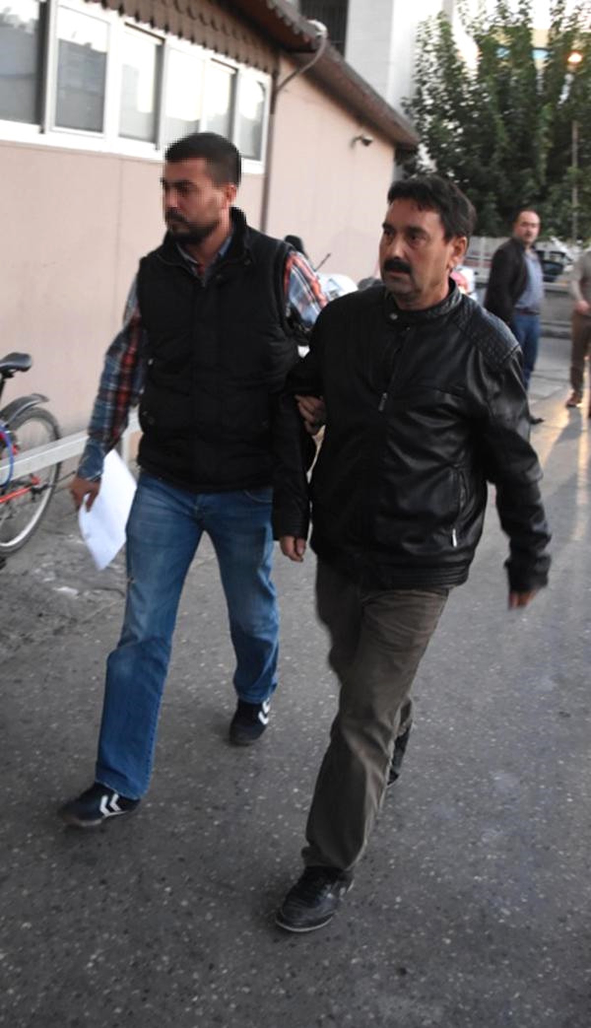 İzmir\'de Kapatılan Derneğe Fetö Operasyonu: 18 Gözaltı