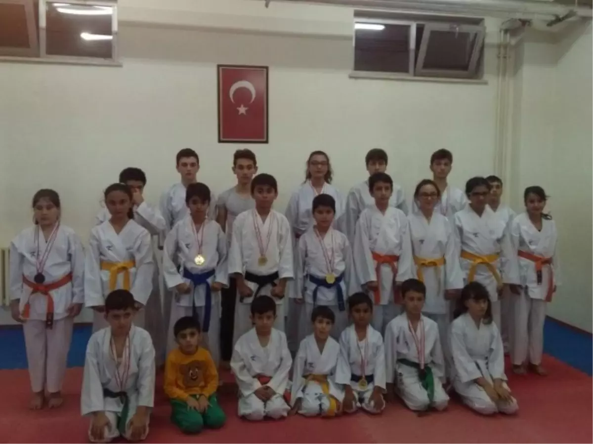 Karate Müsabakasında Ereğli 14 Madalya Kazandı